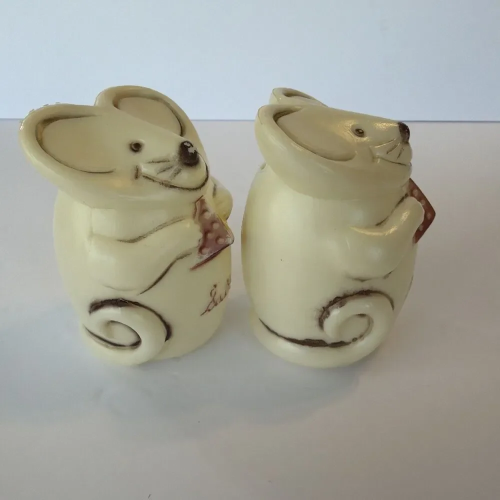 Vintage Blow Mold Style 70's Mouse Salt and Pepper Shakers Hong Kong 3.5